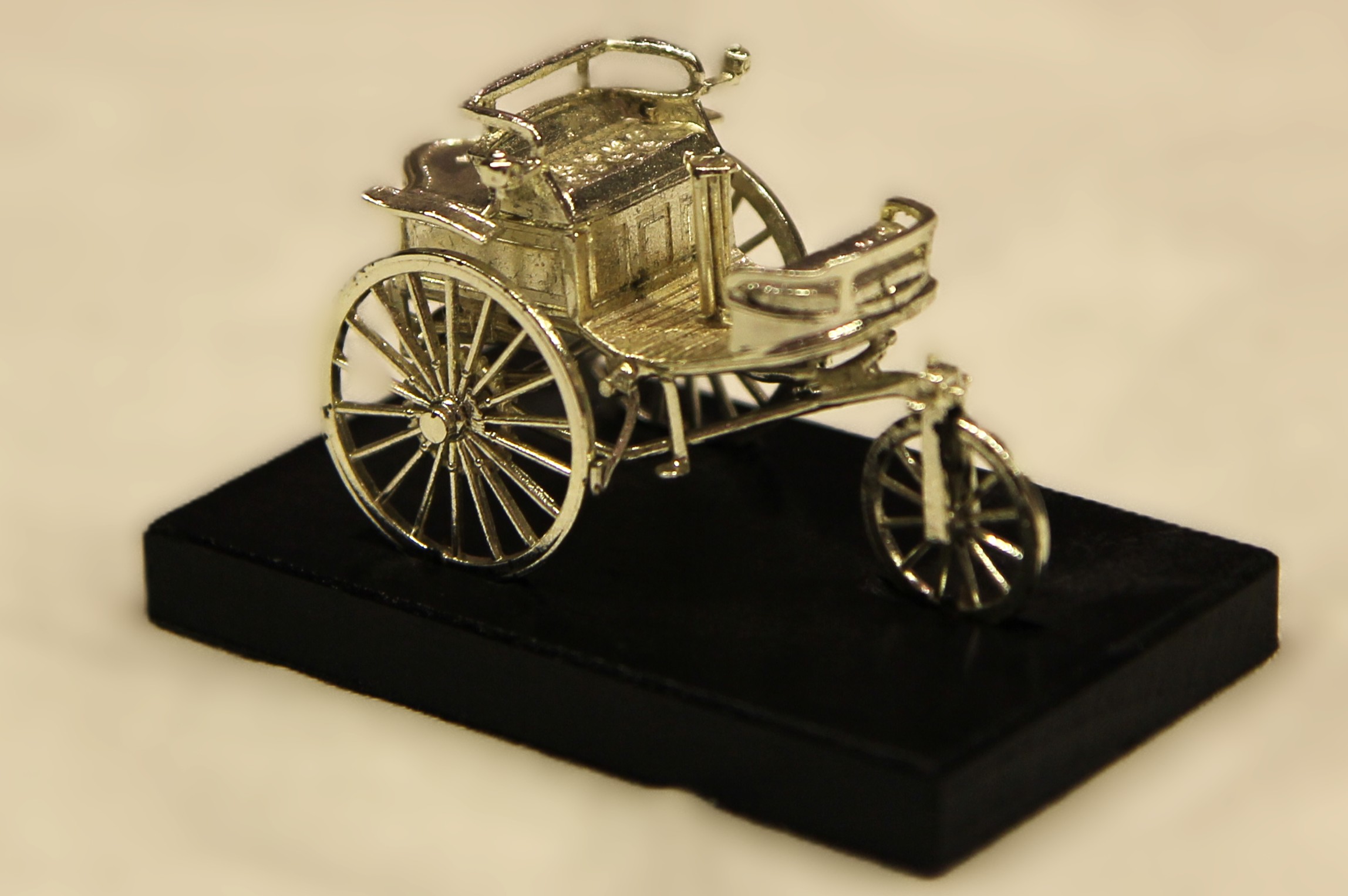 1886 Benz Patent-Motorwagen Silber Bearbeitet