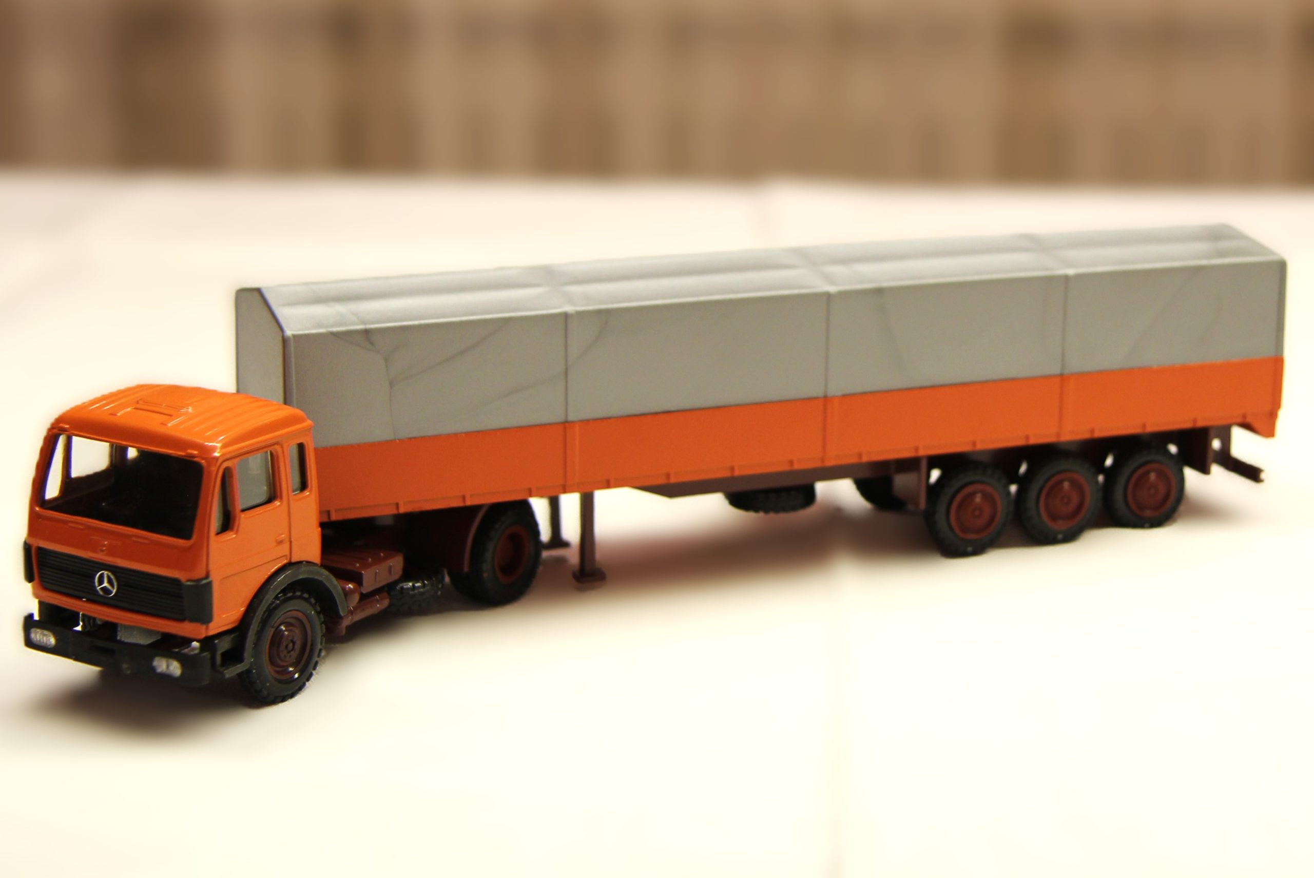 Mercedes_Benz_1628S_1928S_Sattelanhänger_mit_Pritsche_und_Plane (2) Bearbeitet