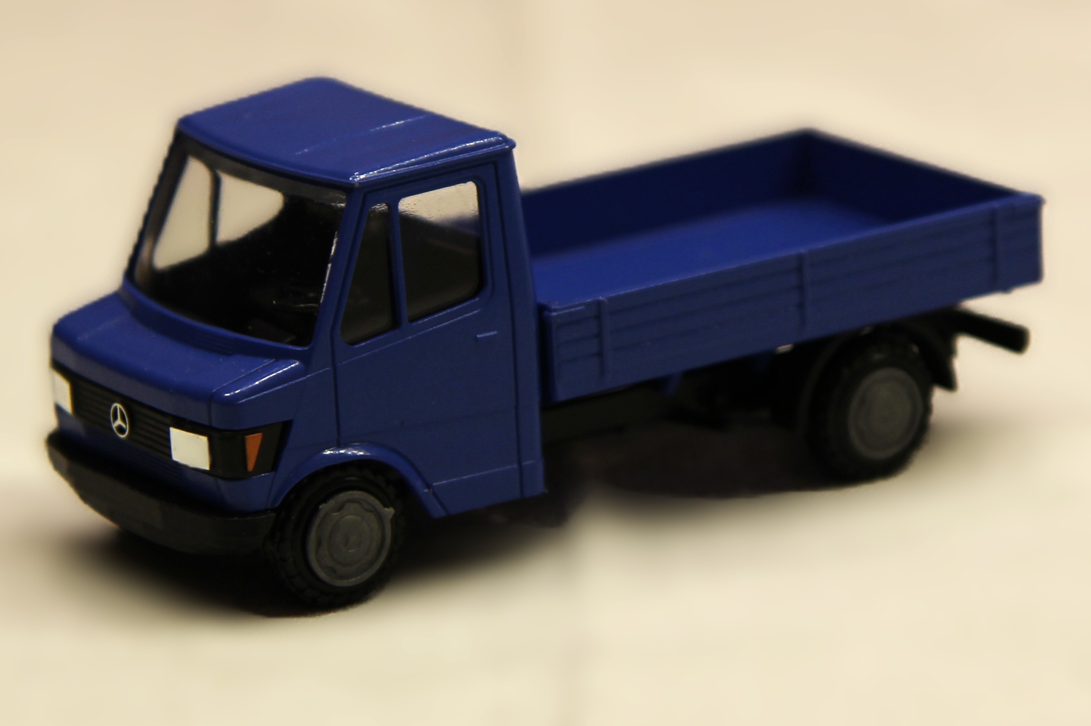 Mercedes Benz 210-309D Pritschenwagen